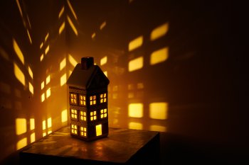 Porcelain house with LED, 9x9x21.5cm, cinnamon