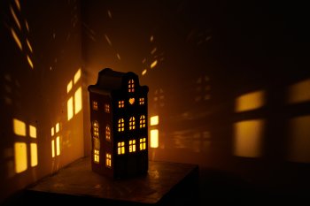Porcelain house with LED, 8.5x8x21.5cm, cinnamon