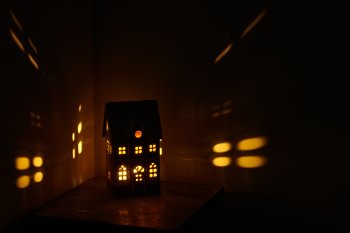 Porcelain house with LED, 10x7.5x18cm, cinnamon