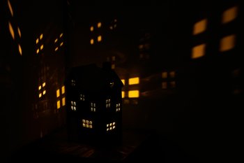 Porzellan Haus mit LED, 14x9x22cm, blau